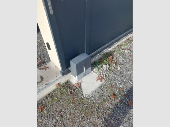 Installation d'un interphone et d'une motorisation de portail à Cercié