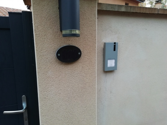 Installation d'un interphone et d'une motorisation de portail à Cercié