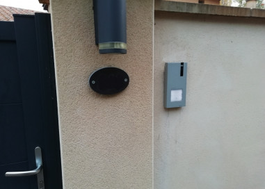 Installation d'un interphone et d'une motorisation de portail à Cercié